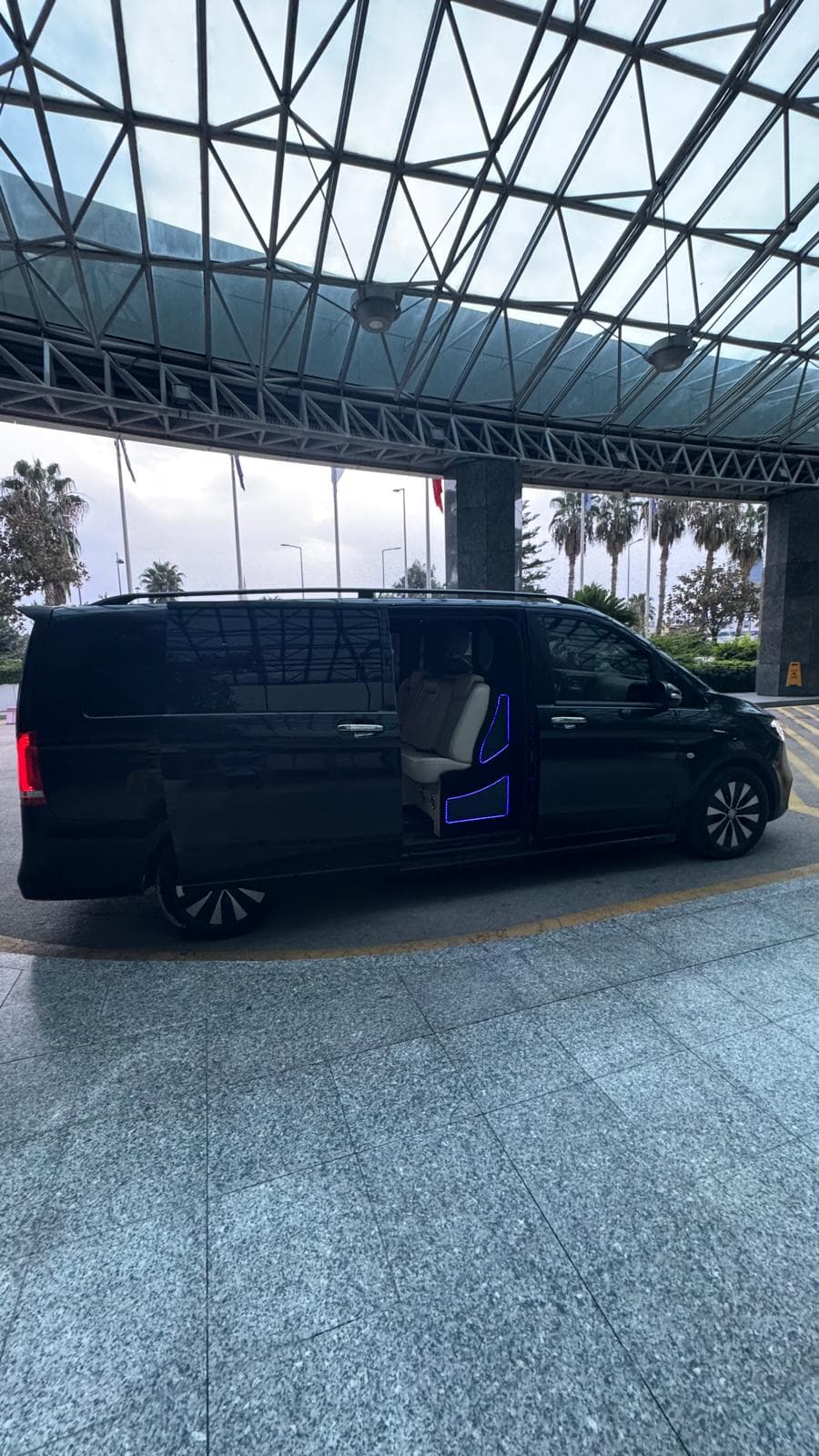 Mercedes-Benz Vito VIP Siyah Metalik Yan Profil